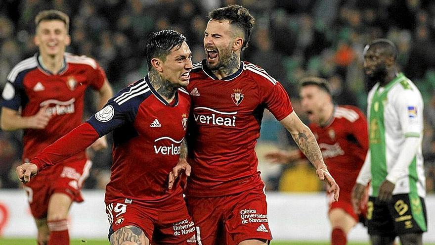 El Chimy Ávila y Rubén García celebran el 2-2, obra del jugador valenciano.