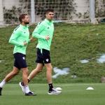 I&ntilde;igo Mart&iacute;nez y Oihan Sancet, durante el entrenamiento de esta ma&ntilde;ana