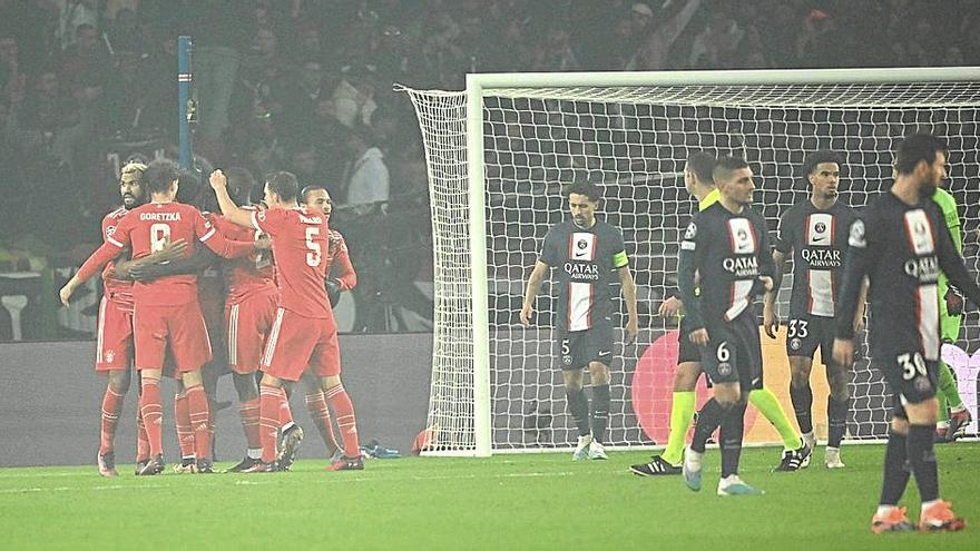 Los jugadores del Bayern celebran su gol ante la decepción de los locales. | FOTO: EFE