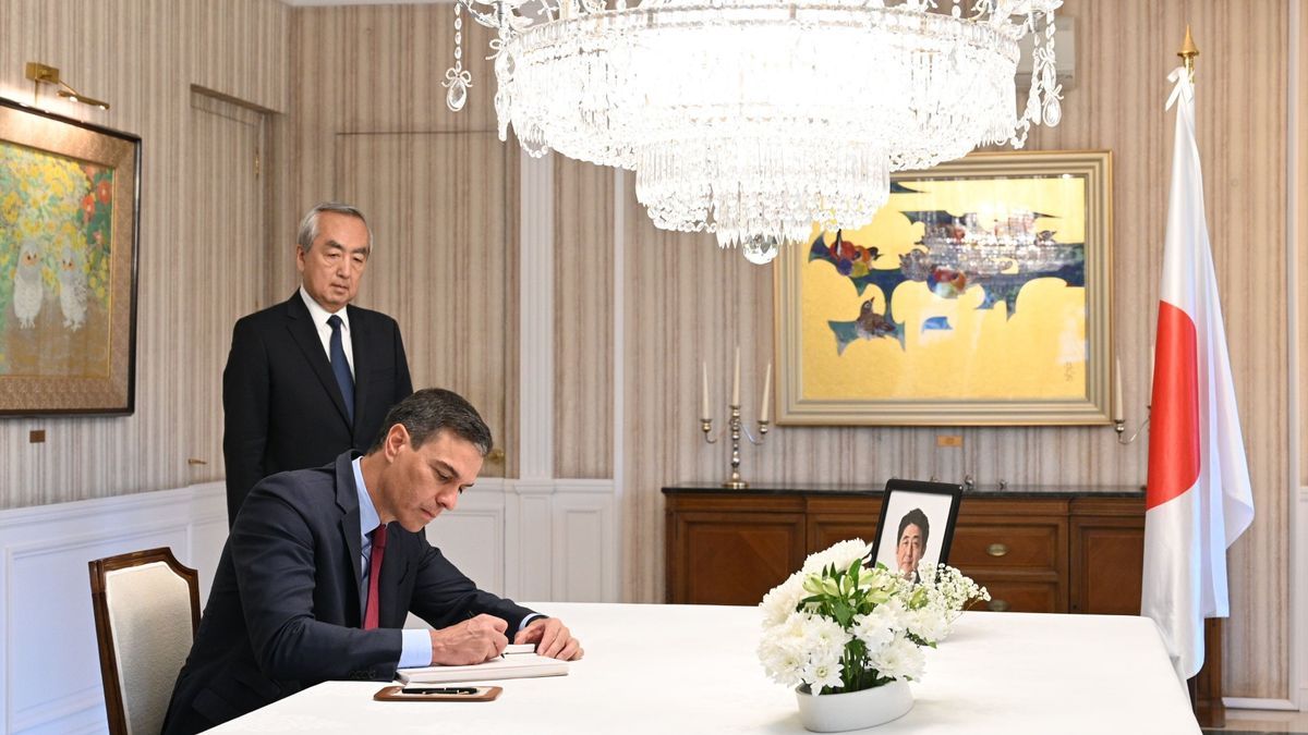 El presidente del Gobierno, Pedro Sánchez, firma en el libro de condolencias por el asesinato de Shinzo Abe