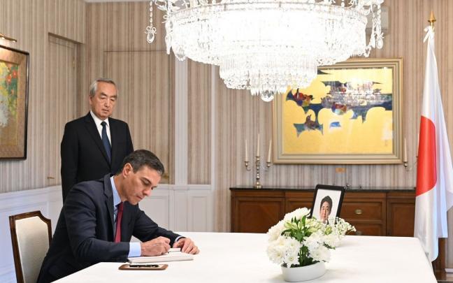 El presidente del Gobierno, Pedro S&aacute;nchez, firma en el libro de condolencias por el asesinato de Shinzo Abe
