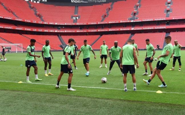 Los jugadores del Athletic se ejercitan en San Mamés.