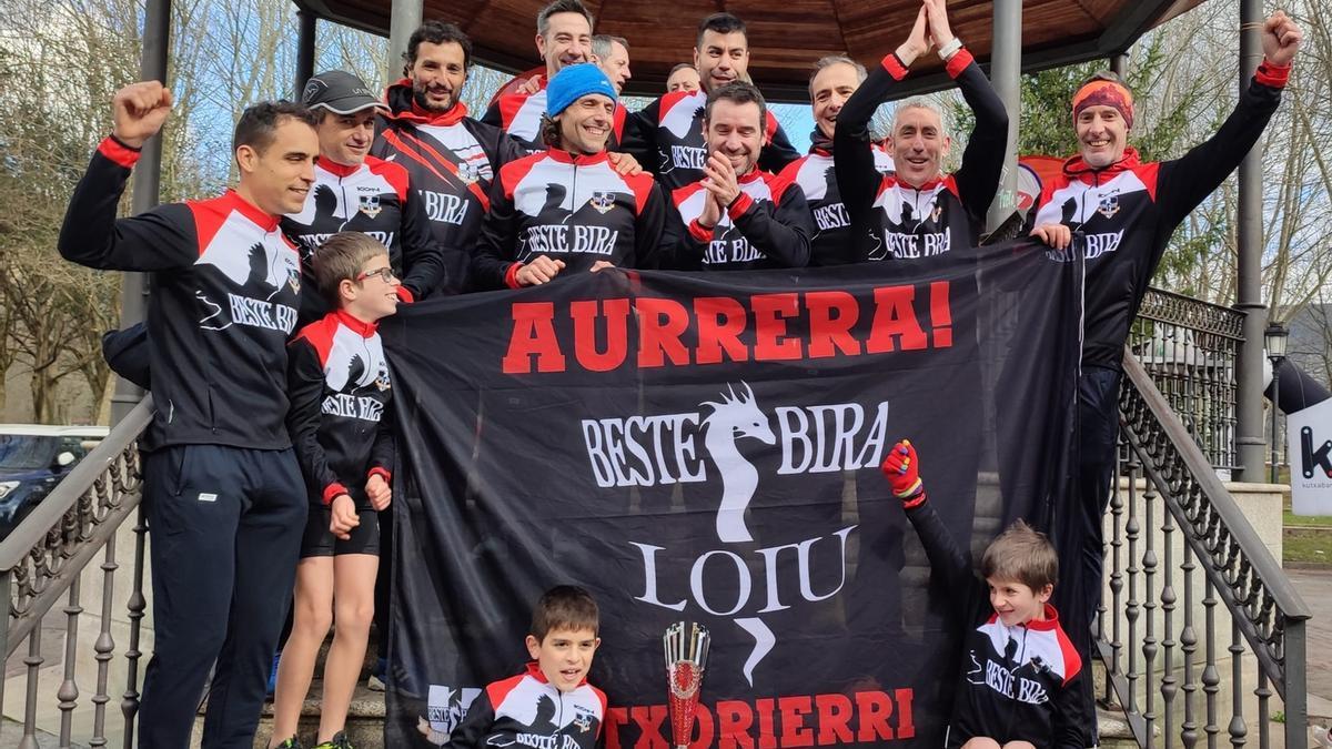 Integrantes del club Beste Bira de Loiu celebran el éxito deportivo.