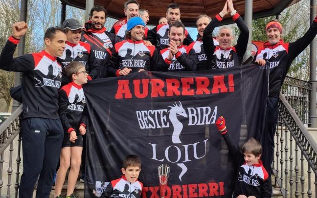 Integrantes del club Beste Bira de Loiu celebran el éxito deportivo.
