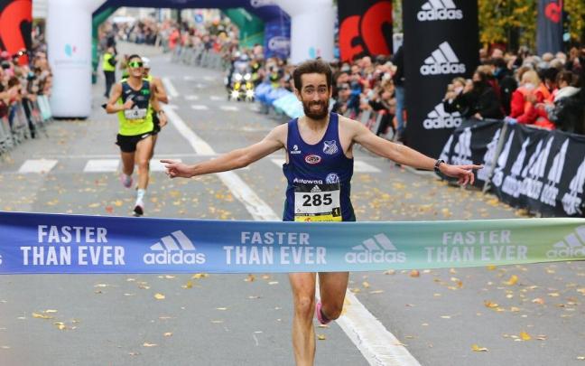 Eneko Agirrezabal entra en meta como ganador de la Behobia-San Sebastián de 2021.