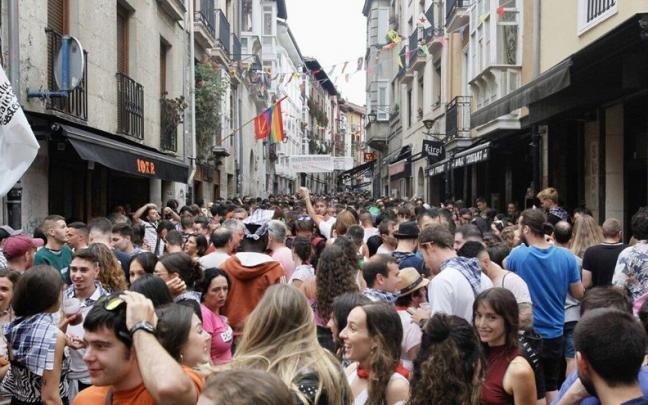 J&oacute;venes en el Casco Viejo de Vitoria.