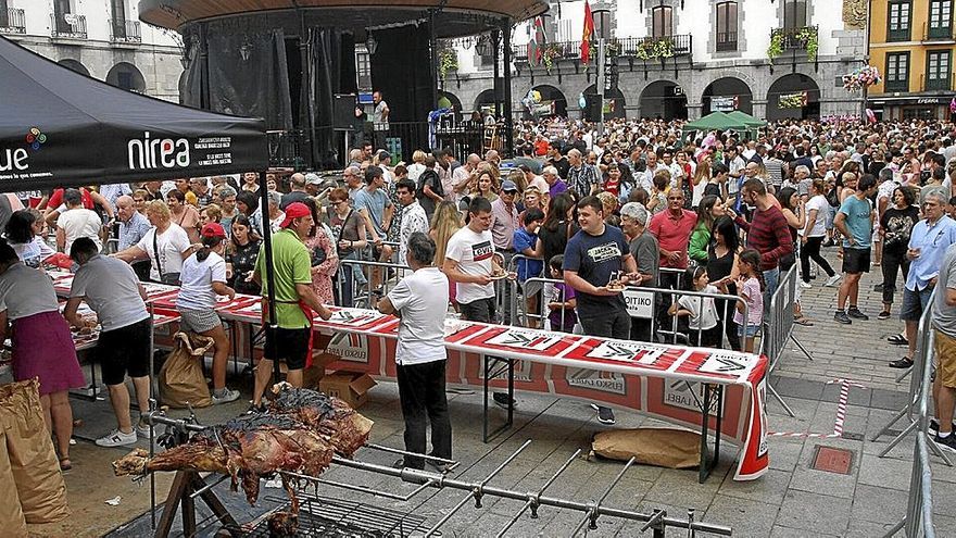 Cientos de azpeitiarras disfrutando del día de Santiago en Plaza Nagusia, el pasado lunes.