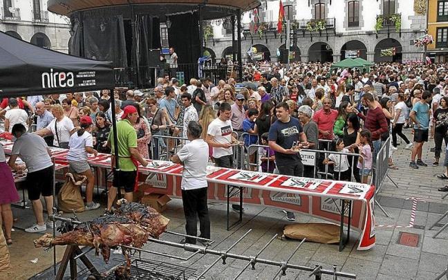 Cientos de azpeitiarras disfrutando del día de Santiago en Plaza Nagusia, el pasado lunes. Cientos de azpeitiarras disfrutando del día de Santiago en Plaza Nagusia, el pasado lunes.