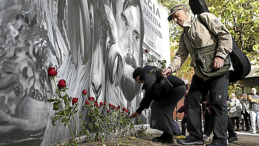 Ofrenda floral en el homenaje a Zabalza celebrado ayer ante el mural en su memoria en Donostia. | FOTO: EFE