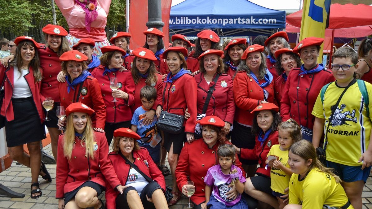 Las txupineras de Aste Nagusia se reúnen en el Arenal después de tres años