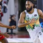 Adam Smith penetra a canasta ante Jerrick Harding.