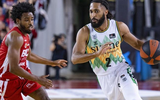 Adam Smith penetra a canasta ante Jerrick Harding.