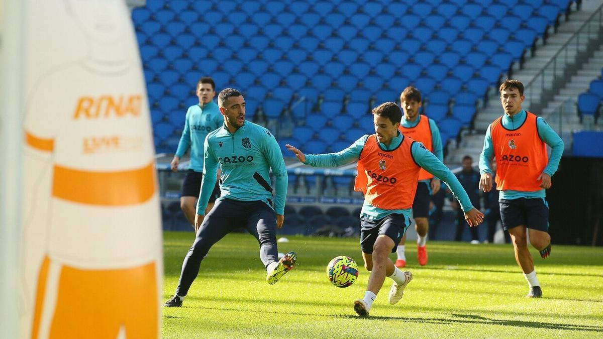 Mikel Merino y Ander Guevara pugnan por un balón durante un entrenamiento en Anoeta, este mes de diciembre.