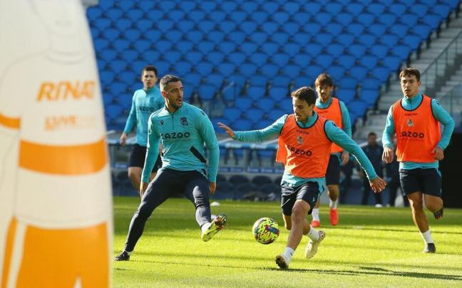 Mikel Merino y Ander Guevara pugnan por un balón durante un entrenamiento en Anoeta, este mes de diciembre.