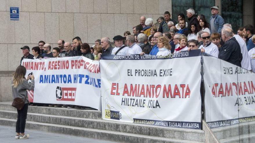 Concentración de Asviamie en Donostia.