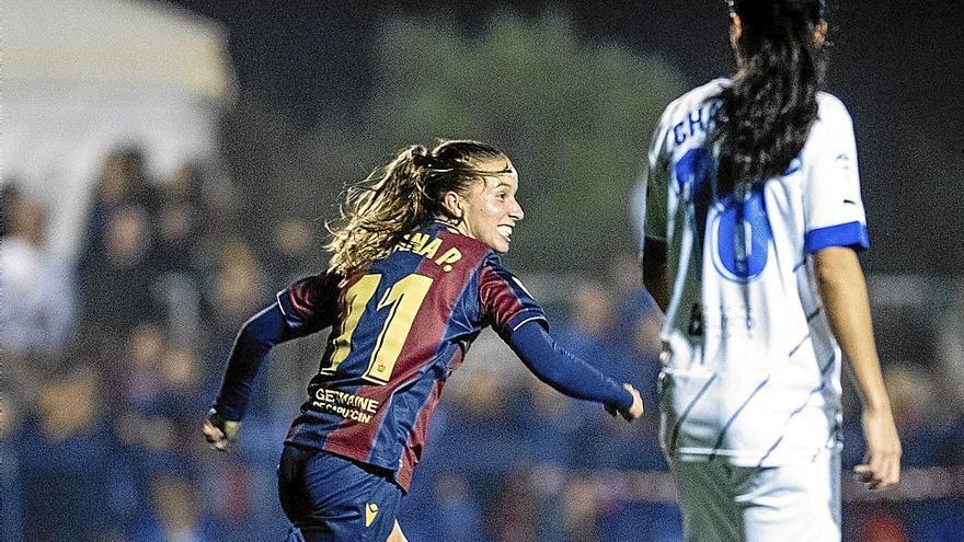 Tatiana Pinto celebra el gol que dio la victoria al Levante en el minuto 96 ante la desesperación albiazul. | FOTOS: @LUDFEMENINO