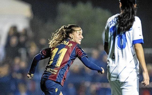 Tatiana Pinto celebra el gol que dio la victoria al Levante en el minuto 96 ante la desesperación albiazul. | FOTOS: @LUDFEMENINO Tatiana Pinto celebra el gol que dio la victoria al Levante en el minuto 96 ante la desesperación albiazul. | FOTOS: @LUDFEMENINO