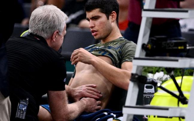 Alcaraz es atendido por un fisioterapeuta en el partido contra Rune del París-Bercy. Alcaraz es atendido por un fisioterapeuta en el partido contra Rune del París-Bercy.