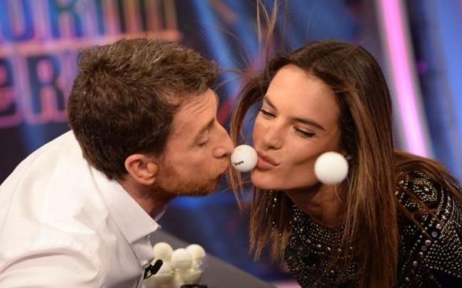 Pablo Motos, haciendo un juego 'picante' con la supermodelo Alessandra Ambrosio. Pablo Motos, haciendo un juego 'picante' con la supermodelo Alessandra Ambrosio.