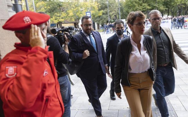 Un agente de Policía Foral saluda a Chivite y a miembros del Gobierno de Navarra al acceder al Parlamento. Un agente de Policía Foral saluda a Chivite y a miembros del Gobierno de Navarra al acceder al Parlamento.