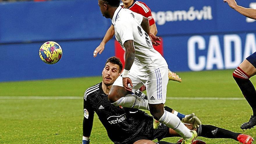 Vinicius supera a Sergio Herrera para marcar un gol que no subió al marcador por encontrarse el brasileño en claro fuera de juego.