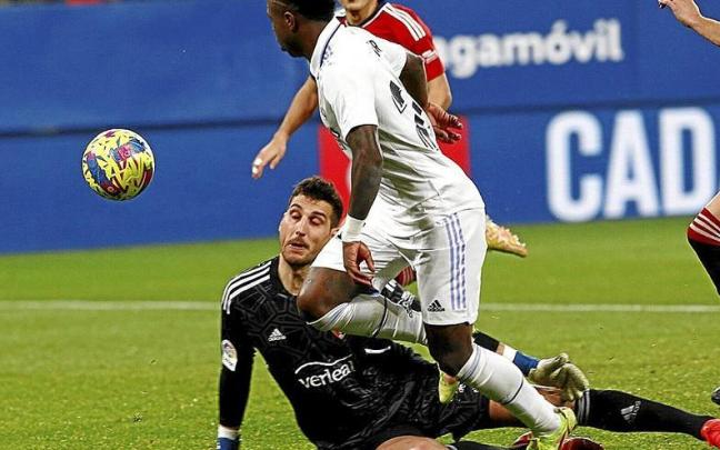 Vinicius supera a Sergio Herrera para marcar un gol que no subi&oacute; al marcador por encontrarse el brasile&ntilde;o en claro fuera de juego.