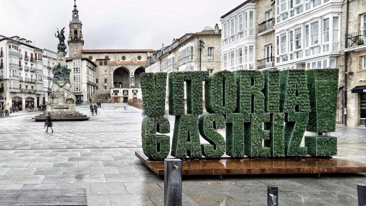 Plaza de la Viergen Blanca con el musgo vegetal en reconocimiento a la Green Capital de 2012