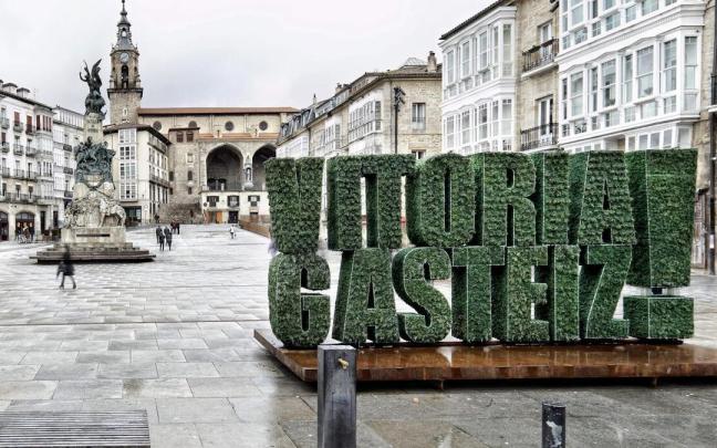 Plaza de la Viergen Blanca con el musgo vegetal en reconocimiento a la Green Capital de 2012