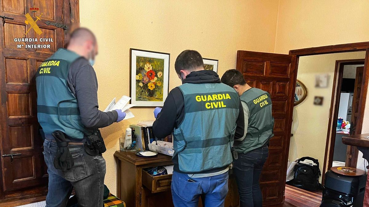 La Guardia Civil durante la detención.