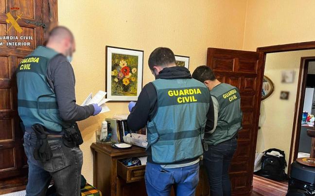 La Guardia Civil durante la detención. La Guardia Civil durante la detención.