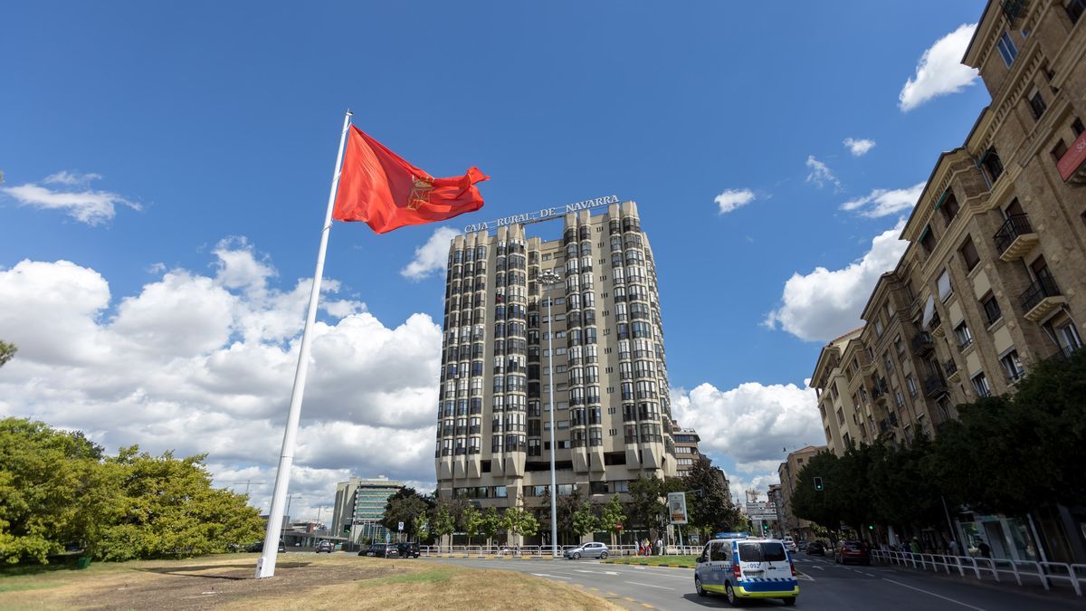 La bandera de Navarra XXL ya ondea en la Plaza de los Fueros de Pamplona