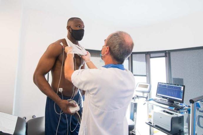 Tonye Jekiri, durante su reconocimiento médico en una imagen que no tiene relación con el positivo detectado hoy