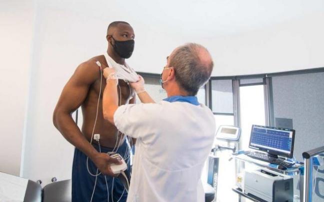 Tonye Jekiri, durante su reconocimiento médico en una imagen que no tiene relación con el positivo detectado hoy