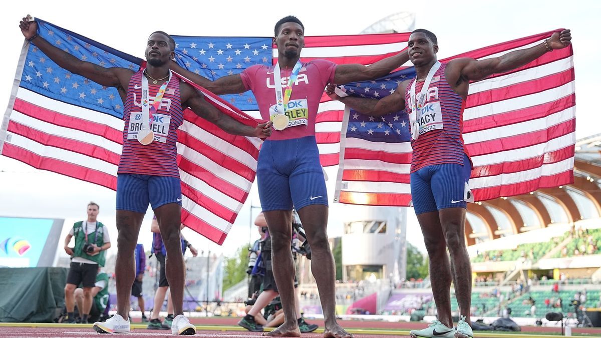 Kerley, en el centro, celebra el triple de Estados Unidos.