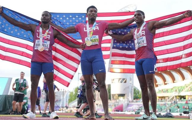 Kerley, en el centro, celebra el triple de Estados Unidos.