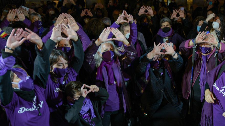 Manifestación promovida por el Moviment Feminista contra la violencia machista, en Valencia.