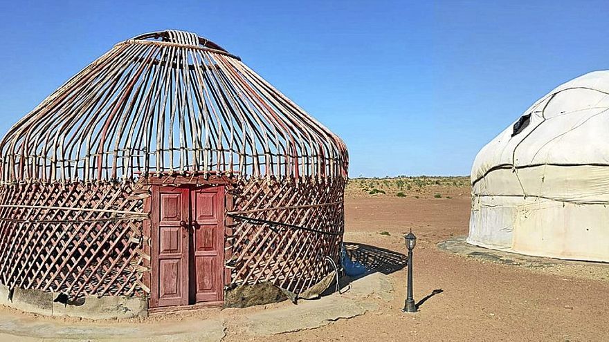 Yurtas en el desierto uzbeko.