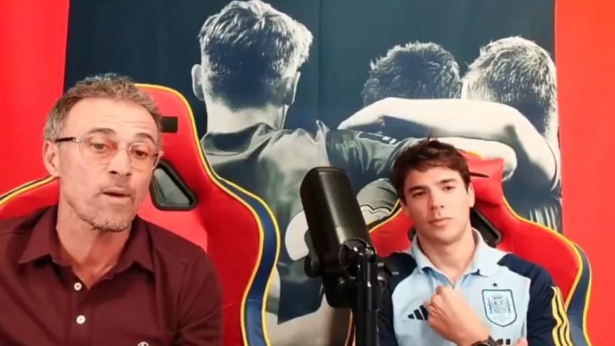 Luis Enrique, por primera vez con gafas en Twitch, junto a Aitor Unzué.