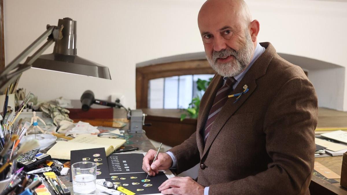 Claudio Munoa, diseña una pieza en su taller