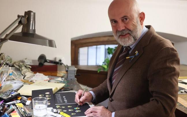 Claudio Munoa, dise&ntilde;a una pieza en su taller