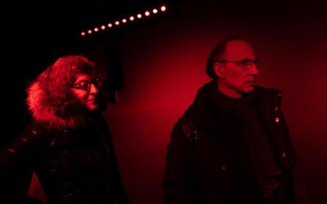 La eurodiputada Maite Pagazaurtundua y el artista Jos&eacute; Ibarrola en la exposici&oacute;n 'El t&uacute;nel del odio'.