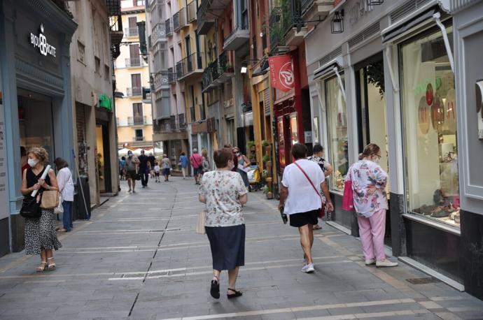 Vista de comercios en la calle Zapatería