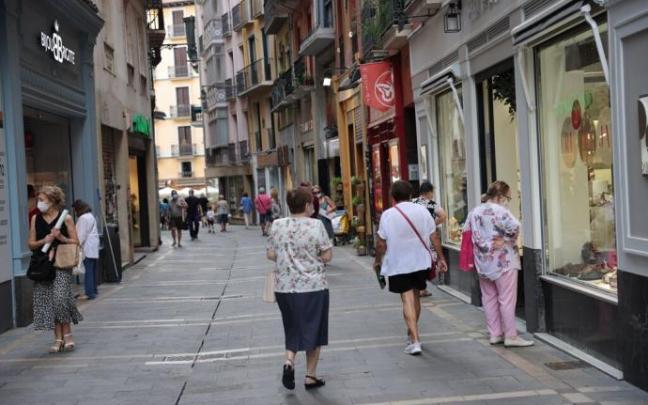 Vista de comercios en la calle Zapatería
