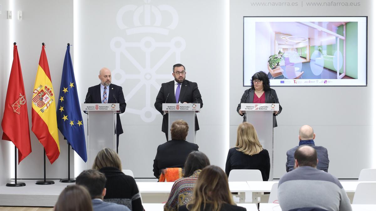El delegado del Gobierno en Navarra, José Luis Arasti; el vicepresidente y consejero de Presidencia, Igualdad, Función Pública e Interior, Javier Remírez, y la directora gerente del INAI, Eva Istúriz.