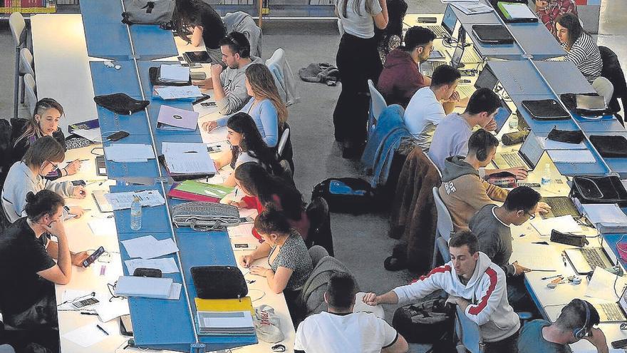 Estudiantes de la UPNA, en la Bilbioteca del campus de Arrosadia.