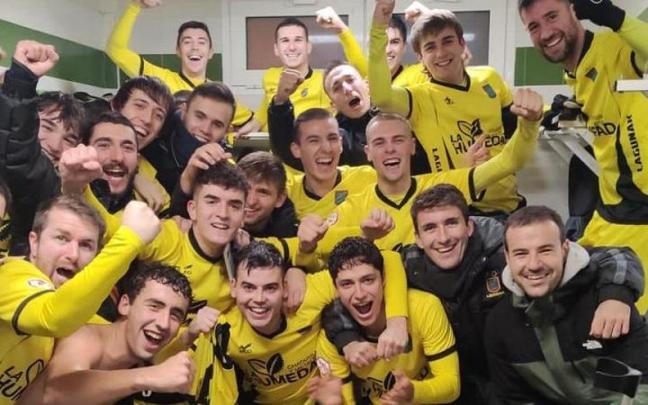 Los jugadores del Lagunak celebran su victoria ante el Cortes. Los jugadores del Lagunak celebran su victoria ante el Cortes.
