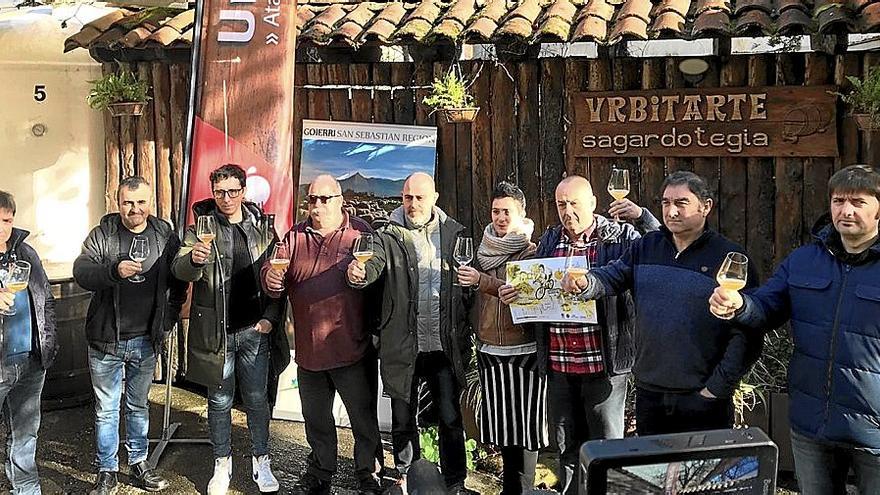 Acto de apertura de la nueva temporada de txotx en la sidrería Urbitarte de Ataun. | FOTO: GOITUR