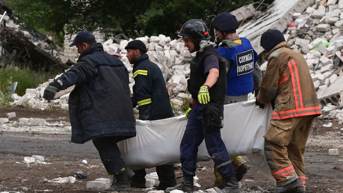 Bomberos y miembros de un equipo de rescate trabajan en Chasiv Yar.