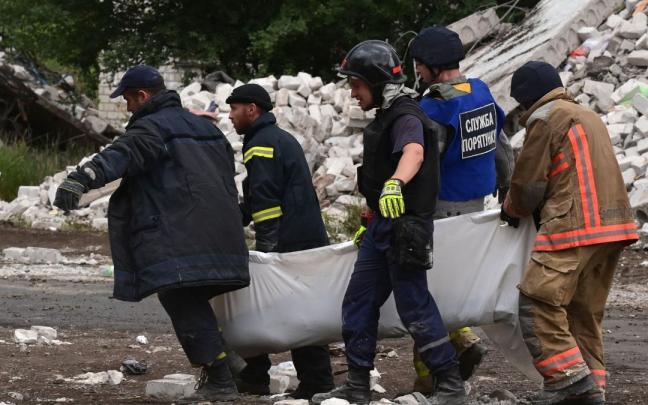 Bomberos y miembros de un equipo de rescate trabajan en Chasiv Yar.