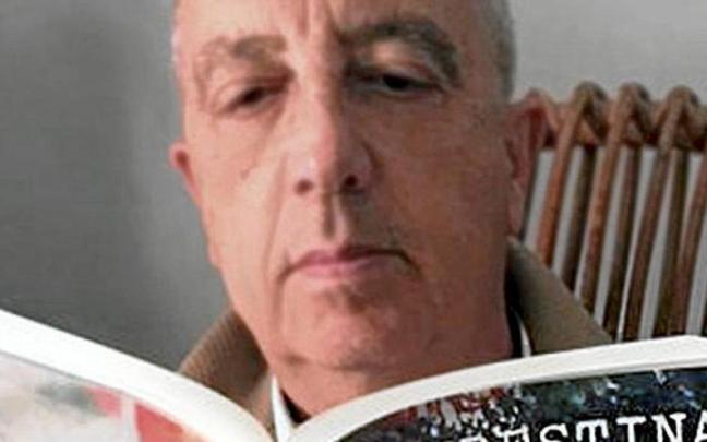 Koldo Anasagasti, con su nuevo libro. Koldo Anasagasti, con su nuevo libro.